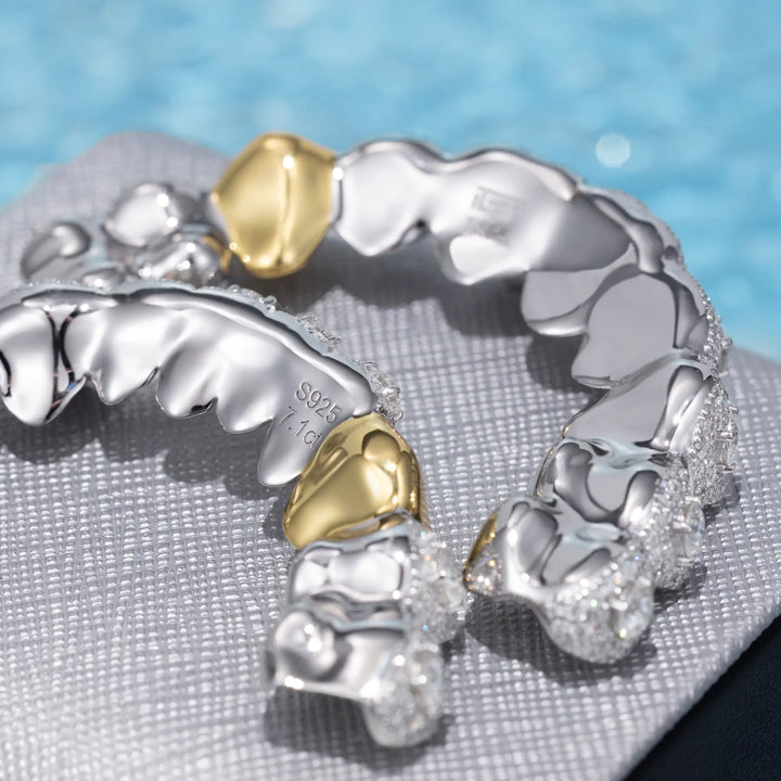 16 Pointer Stone On Center w Gold Fang Grillz